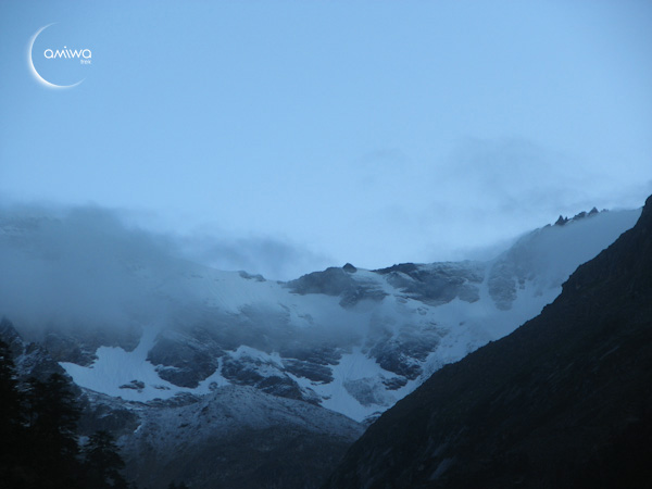 Kora du Kawa Karpo (alias Kawa Gebo ou Meili Xueshan), camp de base du col de Duokela. Troisième jour de trek de la kora. Neige d'été.