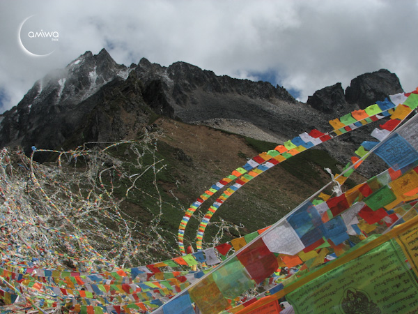 Kora du Kawa Karpo, troisième jour de marche, drapeaux de prières bouddhistes au vent, col du Duokela.