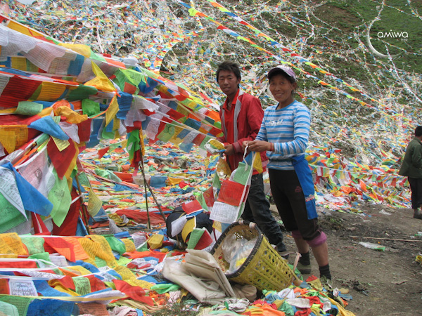 Randonnée itinérante autour du Kawa Karpo (Kawa Gebo, Meili Xueshan) troisième jour. Les pèlerins accrochent les drapeaux de prière au col du Duokela (altitude 4480m).