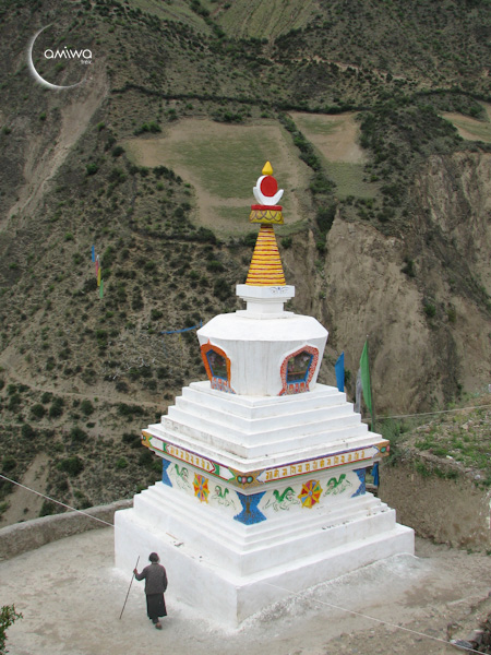 Villageoise priant autour d'une stupa au village d'Aben surplmbant la vallée de la Salween. Cinquième jour de randonnée organisée sur la kora du Kawa Karpo dans le Nord du Yunnan, à la frontière du Tibet.