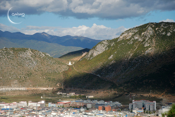 Vue sur la partie sud de Shangri-La (Zhongdian) avec l'amorce du chemin (stupa) vers le temple Ringha (DaBao Si).